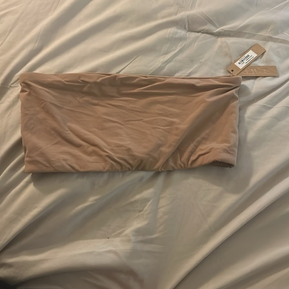 SKIMS Fits Everybody Bandeau Tan Bra - Picture 4 of 9